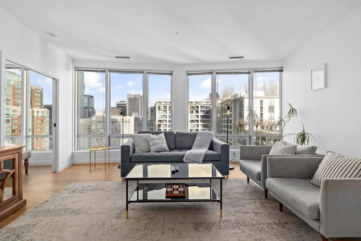 Downtown Vancouver Stay With City Views Near Robson Square